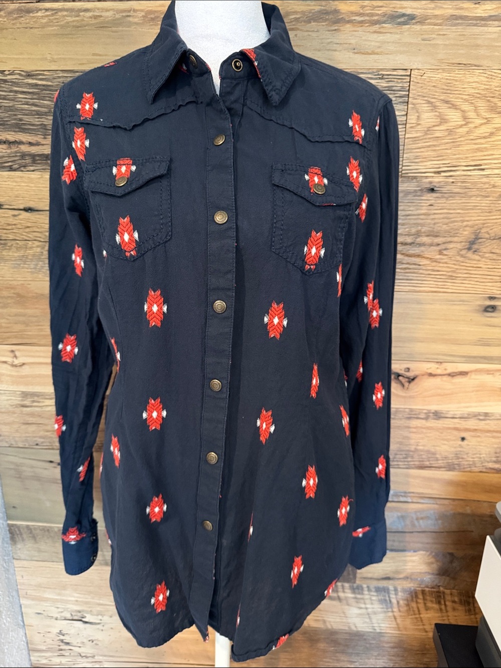 Ariat Embroidered Button-Front Women’s Shirt - Navy/Red Pattern